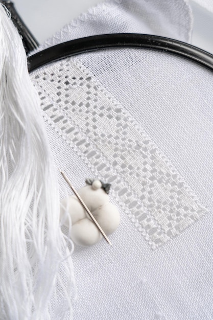 haftowane motywy na lnie